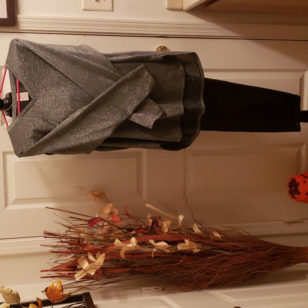 Nice Top and Jeans Outfit   front side of pants is sequence, blk  stretch jeans.